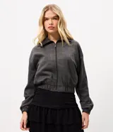 Campera bomber de sastrería color gris con estampa a cuadros, con cuello clásico, cierre frontal y elásticos en puños y cintura.