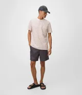 Remera masculina de corte regular, confeccionada en mezcla de algodón y poliéster, con cuello redondo, manga corta y rayas sutiles en relieve.