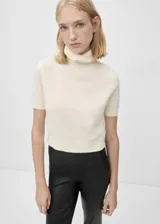 Buzo de punto fino en cashmere, color crema, con cuello vuelto y manga corta.