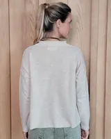 Sweater de tejido de punto color turquesa, con cuello en V y mangas largas de corte holgado.