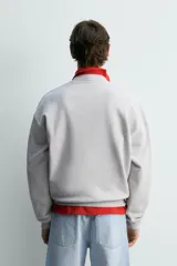 Sudadera de algodón gris jaspeado, corte regular, con cuello redondo y puños y bajo acanalados.