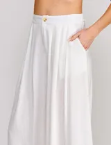 Pantalón palazzo de lino y viscosa, color blanco, de tiro alto y silueta amplia. Presenta pinzas frontales, bolsillos laterales y cierre con botón.