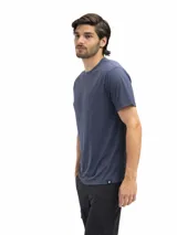 Remera de cuello redondo y manga corta, confeccionada en tejido técnico dry fit con acabado vintage wash. Presenta un diseño minimalista y versátil, ideal para actividades deportivas o uso diario.