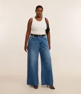 Musculosa plus size color tostado, confeccionada en malla rib de viscosa, con cuello redondo y textura acanalada.