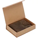 Billetera de cuero natural de primera calidad en color marrón, con diseño plegable, cierre con broche y múltiples ranuras para tarjetas. Incluye forro interior de poliéster reciclado y tecnología de protección RFID.