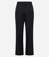 Pantalón de sastrería marca Cortelle, de corte recto y color beige. Presenta pliegues delanteros, cintura con trabillas, cierre frontal y bolsillos traseros embutidos.