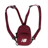 Cartera bandolera micro New Balance color bordó, con correas ajustables y el logotipo de la marca impreso en blanco en el bolsillo frontal.