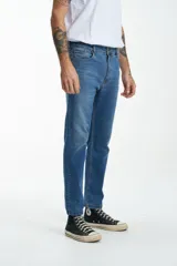 Pantalón de jean azul de corte recto.