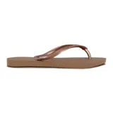 Chanclas Havaianas modelo Slim de color tostado con tiras finas metálicas.