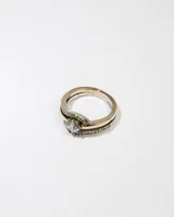 Anillo de plata 925 con dublé de oro y circonias blancas.