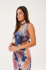 Vestido largo batik con escote en V, sin mangas y corte en la cintura.