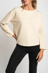 Sweater de algodón con textura tipo waffle, cuello redondo y mangas largas con corte holgado.