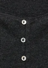 Cardigan de punto fino color gris oscuro, con cuello barco, diseño entallado, manga larga y cierre frontal de botones pequeños.