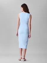 Vestido midi sin mangas de corte ajustado, confeccionado en tejido de punto elástico con cuello redondo y detalle de monograma bordado en el pecho.