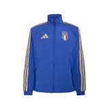 Campera deportiva adidas de la selección de Italia, modelo Anthem. Diseño en color azul con detalles en dorado en las mangas y logo de la marca y escudo de la selección en el pecho. Cuenta con cierre frontal completo y cuello alto.