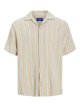 Camisa de manga corta con fit relajado y cuello resort. Cierre con botones al frente y diseño a rayas verticales en tonos beige, blanco y naranja. Confeccionada en tejido plano de algodón y algodón orgánico, estilo liviano ideal para el verano.