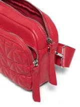 Bandolera pequeña color rojo vibrante con efecto acolchado en patrón de rombos. Cuenta con correa ancha ajustable en color rojo y herrajes metálicos plateados.
