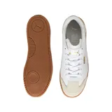 Championes Puma modelo Club 5V5, de diseño urbano inspirado en el fútbol sala. Presenta una base de cuero sintético blanco con refuerzos de gamuza en la puntera y el talón en tono beige, y una suela de goma color caramelo. Incluye el logo de la marca en dorado en el lateral y la lengüeta.