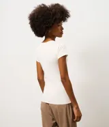 Remera deportiva de cuello redondo y manga corta, confeccionada en microfibra con ajuste al cuerpo y acabado de tacto suave.