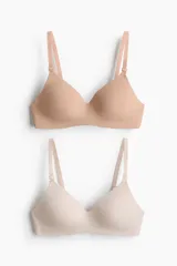 Pack de dos soutiens maternales de microfibra en tonos beige y marfil, sin aros, con copas acolchadas, breteles ajustables con sistema de apertura para lactancia y cierre de corchetes en la espalda.