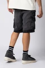 Bermuda cargo de jean con bolsillos laterales XL y efecto de lavado gastado. Presenta un corte cómodo y resistente, ideal para uso diario.