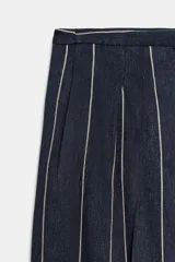 Pantalón de tiro medio de ZARA Woman Collection, confeccionado con mezcla de lino. Presenta diseño de rayas diplomáticas, bolsillos laterales, pinzas en el delantero y cierre frontal con cremallera, botón y ganchos metálicos.