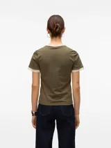 Remera de manga corta color verde oliva con cuello redondo y ribetes en color beige. Presenta una estampa frontal con la palabra "LONDON" en mayúsculas y "Soho" en cursiva.