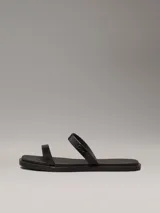 Sandalias Calvin Klein de goma color negro, con doble tira y logo en relieve.