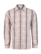 Camisa de manga larga con diseño de tartán en tonos beige, rosa y azul. Presenta cuello clásico, cierre frontal con botones, puños abotonados y un bolsillo en el pecho con el logo de la marca bordado.