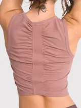 Top crop sin mangas de tejido acanalado, con cuello redondo y ajuste al cuerpo.