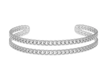 Pulsera rígida de acero plateado con diseño calado y terminaciones abiertas.