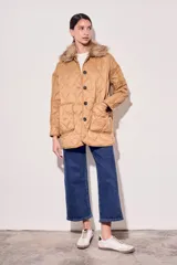 Campera color camel con diseño acolchado, cierre con botones a presión, cuello de piel sintética desmontable, bolsillos delanteros y puños ajustables con lazo.