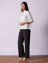 Blusa azul con cuello a la base y escote en V. Tiene bolsillos con cierre metálico.