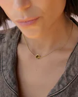 Collar de cadena tipo snake dorada con dije central en forma de flor de acrílico espejado.