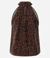 Blusa sin mangas con estampado animal print en tonos marrones y negros, escote halter con cuello alto y cierre posterior con botón. Confeccionada en crepé de viscosa certificada.