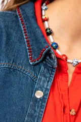 Sobrecamisa de jean azul con corte oversize.