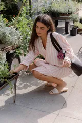 Sandalias planas de cuero marrón con tira ancha sobre el empeine. La plantilla es de cuero con la inscripción "LE".