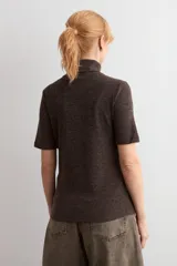 Polera de manga corta con cuello alto, confeccionada en tejido acanalado de color bordó con efecto melange.