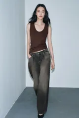 Camiseta de manga sisa y escote redondo, corte ajustado al cuerpo (slim fit). El tejido presenta un efecto jaspeado en tonos marrones oscuros.