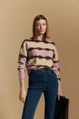 Jean oxford de tiro alto confeccionado en denim con spandex, de color gris oscuro lavado. Presenta un corte ajustado en la parte superior que se ensancha hacia el ruedo, el cual incluye aberturas frontales.