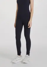 Calza larga color azul marino, de cintura alta y corte skinny.