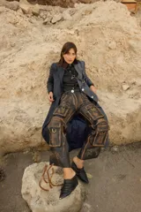 Pantalón cargo de cuero con efecto desgastado, de tiro medio y silueta recta amplia. Presenta múltiples bolsillos cargo con solapa y herrajes metálicos en el frente, además de bolsillos traseros de gran tamaño.