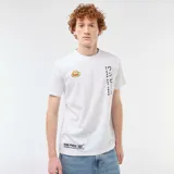 Remera blanca de manga corta con estampa inspirada en la serie One Piece, que incluye un sombrero de paja, texto en japonés, la leyenda "Straw Hat Crew" y el logo de Monkey D. Luffy.