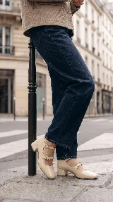 Zapatos tipo Mary Jane de cuero con acabado brillante, punta redondeada y taco cuadrado bajo. Presentan doble tira con hebillas ajustables en el empeine.