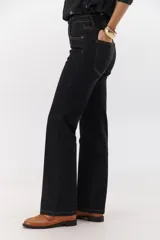 Pantalón de jean azul oscuro de corte recto.