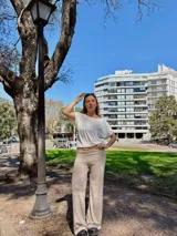 Remera blanca de manga corta, con escote bote amplio y caída holgada.