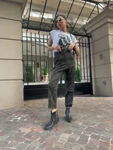 Pantalón slouchy gris con estampado floral, de bengalina elastizada.