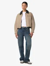 Chaqueta estilo worker de gabardina en color beige, con cuello camisero de cuerina negra, cierre frontal de cremallera y bolsillos frontales con cierre y ribete.