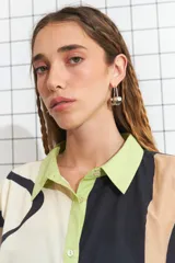 Aros colgantes plateados de acero quirúrgico hipoalergénico con forma de argolla y dije de cuentas facetadas.