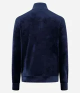 Campera deportiva de mujer confeccionada en tejido plush aterciopelado. Presenta cuello alto, cierre frontal con cremallera y puños ajustados.